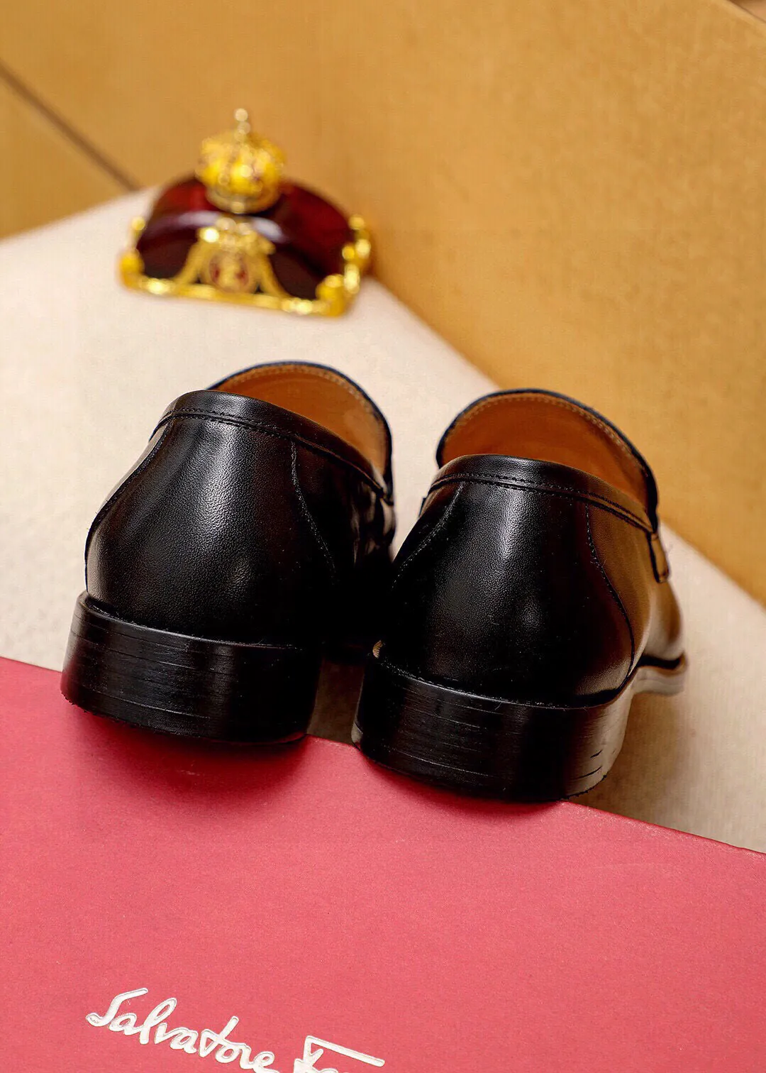 Men's shoes 💰460 💐 Product trademark: Ferragamo "Ferragamo" casual leather shoes Regular size: 38-44 (45🉑️customized) Product materials: Selected imported first-layer calfskin upper + luxury hardware buckle, imported water-dyed cow leather lining. Strong three-dimensional visual effect, original outsole color: 1⃣️color optional